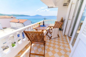 2 bedrooms appartement with sea view furnished balcony and wifi at Martinscica